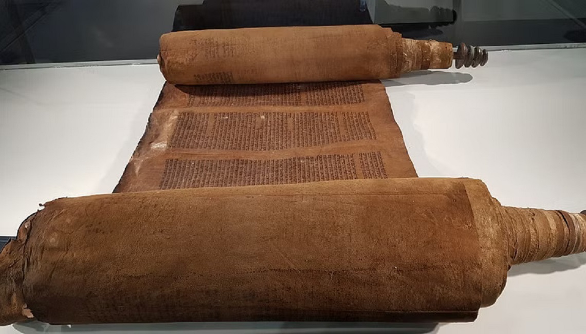 مخطوطة عبرية في معرض الرياض الدولي للكتاب
