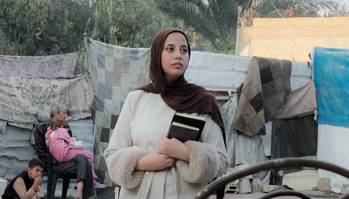 حنان العزايزة شابة من غزة واجهت الحرب بالكتابة وتصل بروايتها إلى إيطاليا

