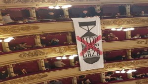 لافتة داخل أوبرا