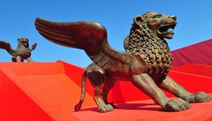 آلاف الفنانين يطالبون