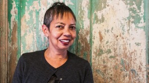 روائية أسترالية تستغل